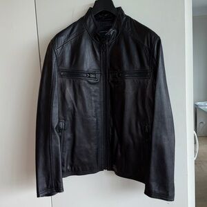 Men’s soft leather bomber jacket in XL. Multiple zippers. SMOKE & |PET FREE HOME